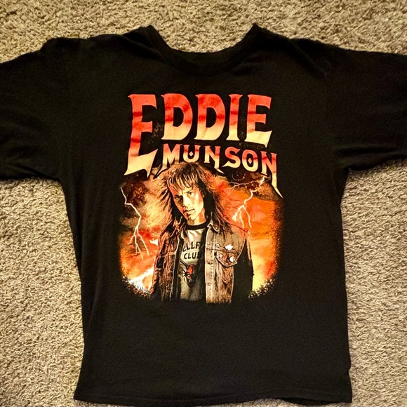Stranger Things 4 Eddie Munson Portrait Tee Men’s size Large Great Condition - Picture 5 of 10